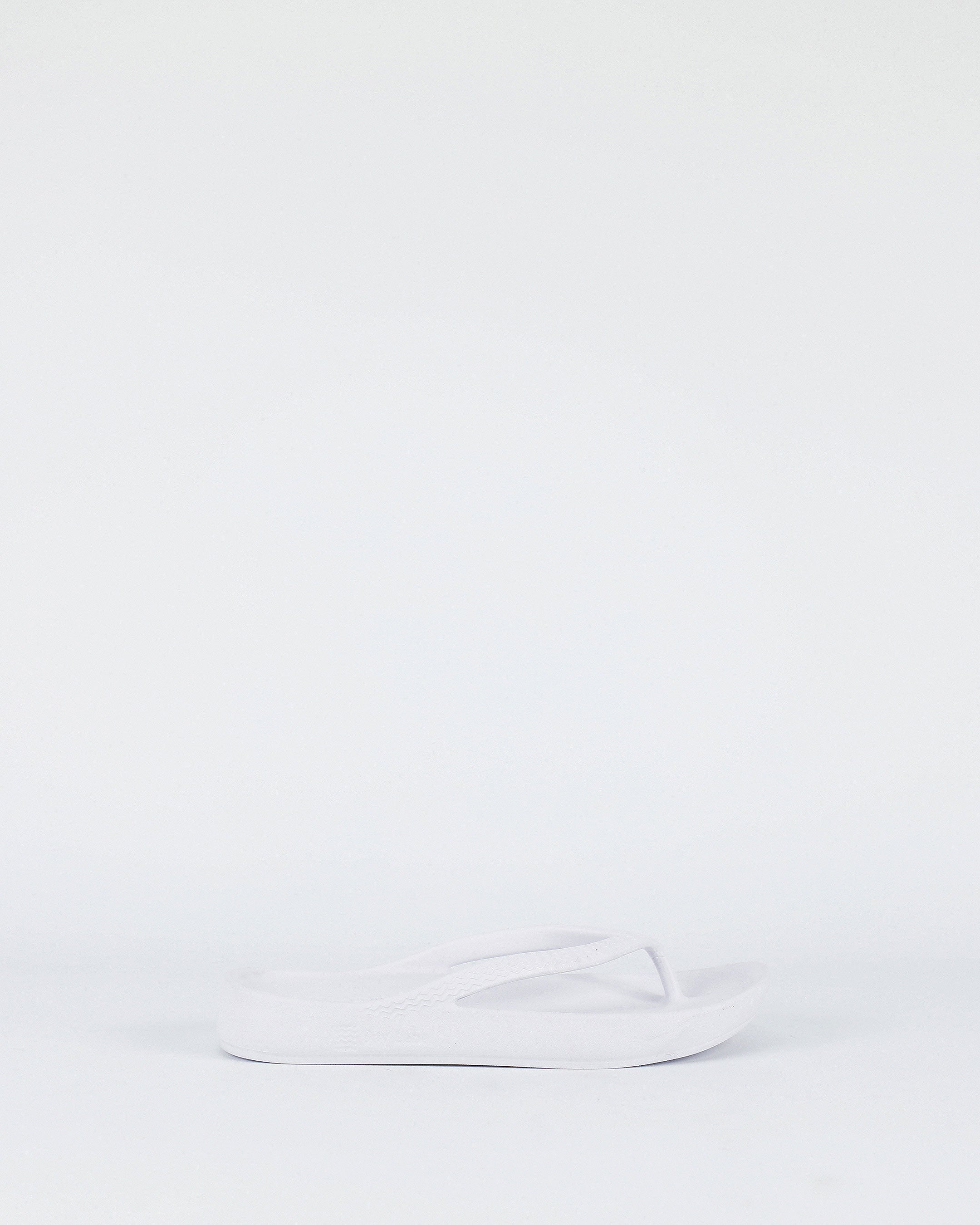 Cruiser – Women's Lightweight White Thongs by Bay Lane