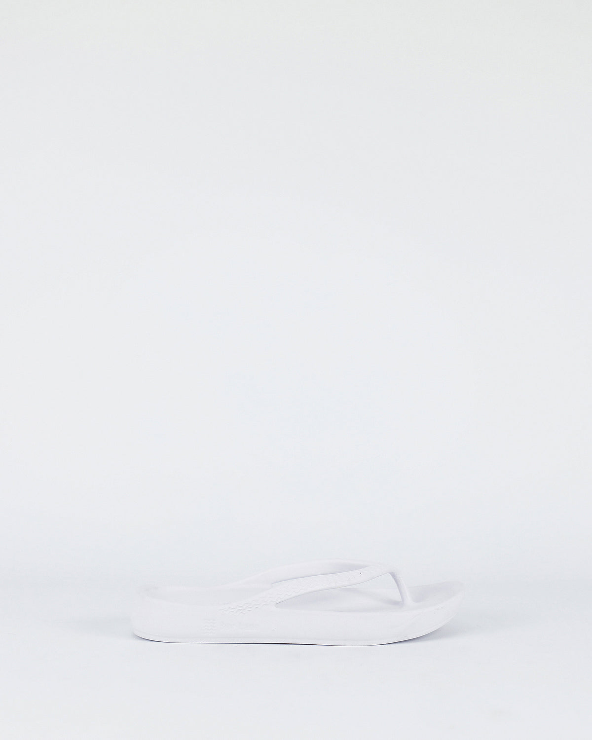 Cruiser – Women's Lightweight White Thongs by Bay Lane